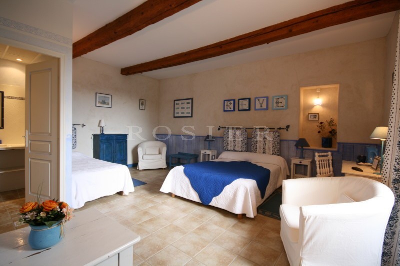 Proche Alpilles, à vendre, superbe bastide du XVIIIème siècle  sur 9000 m² environ de terrain avec piscine,  bénéficiant de vues dominantes