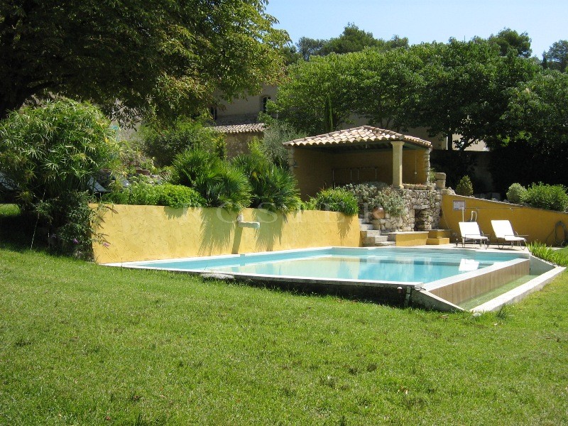 Proche Alpilles, à vendre, superbe bastide du XVIIIème siècle  sur 9000 m² environ de terrain avec piscine,  bénéficiant de vues dominantes