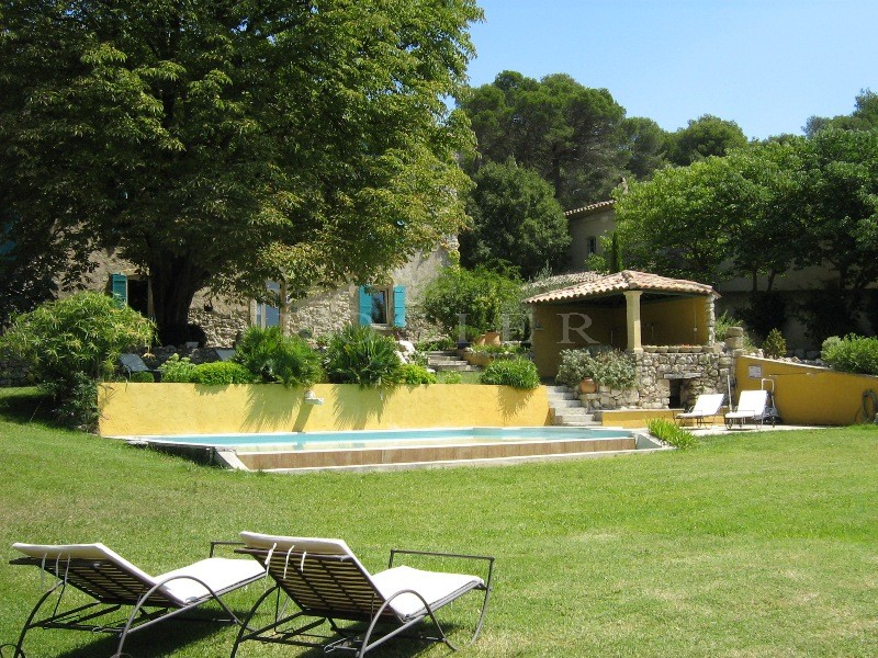 Proche Alpilles, à vendre, superbe bastide du XVIIIème siècle  sur 9000 m² environ de terrain avec piscine,  bénéficiant de vues dominantes