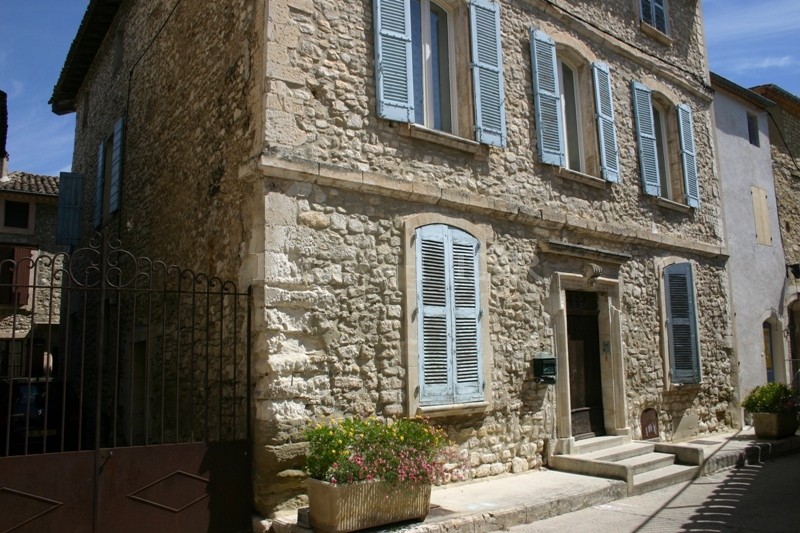 Exclusivité ROSIER : Au coeur d'un village du Luberon,  maison de maitre à vendre.