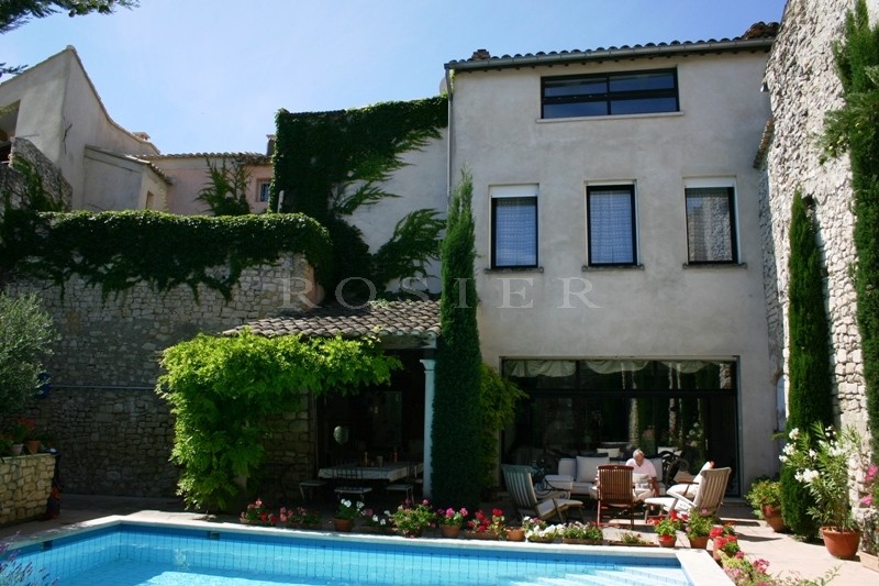 Exclusivité ROSIER : Au coeur d'un village du Luberon,  maison de maitre à vendre.