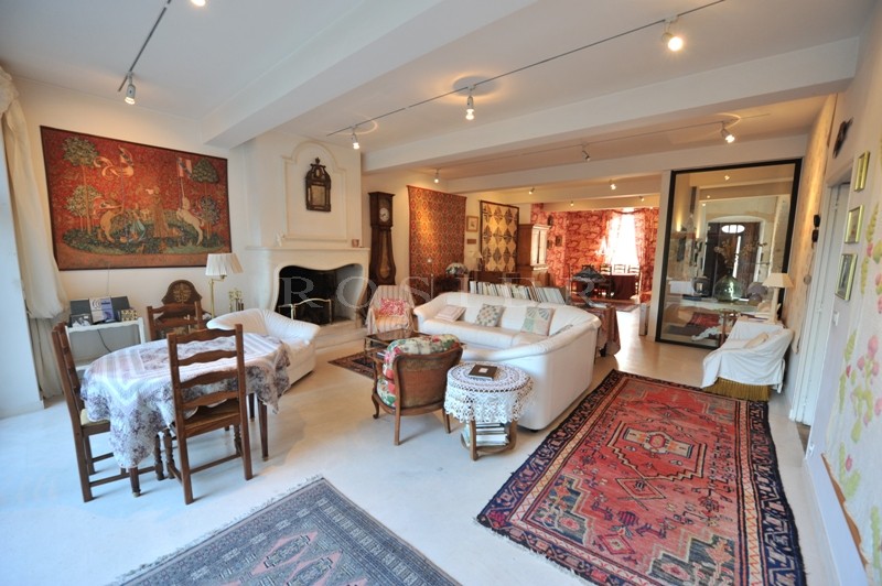 Exclusivité ROSIER : Au coeur d'un village du Luberon,  maison de maitre à vendre.