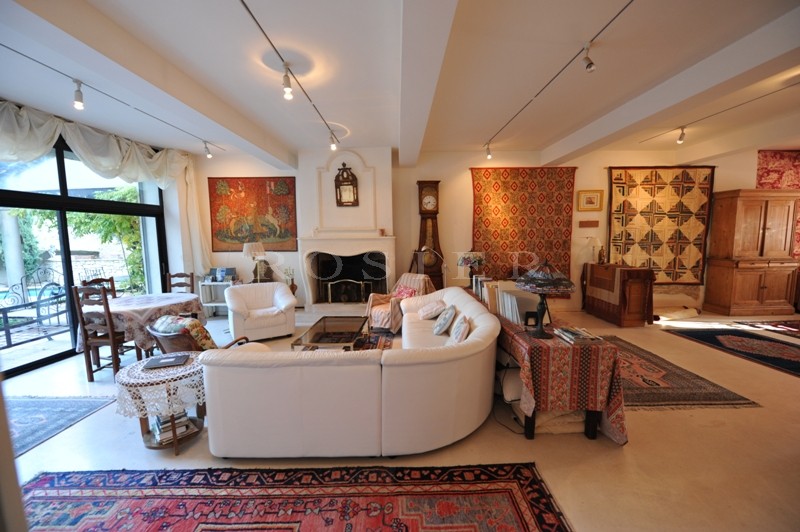 Exclusivité ROSIER : Au coeur d'un village du Luberon,  maison de maitre à vendre.