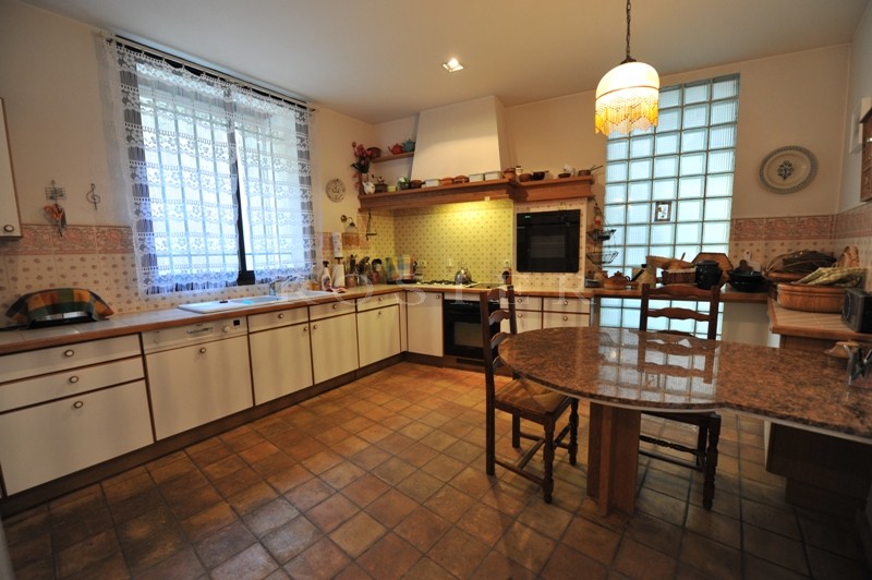 Exclusivité ROSIER : Au coeur d'un village du Luberon,  maison de maitre à vendre.