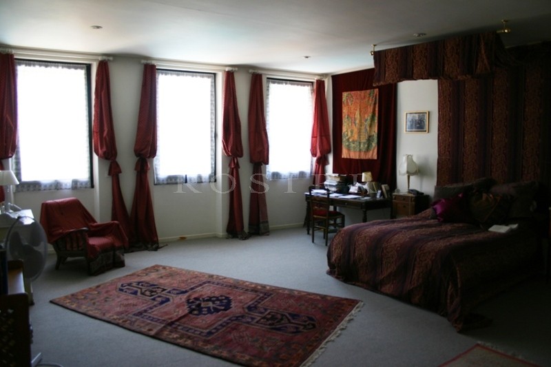 Exclusivité ROSIER : Au coeur d'un village du Luberon,  maison de maitre à vendre.