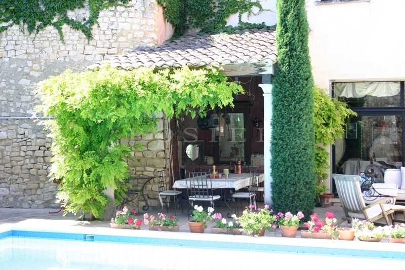 Exclusivité ROSIER : Au coeur d'un village du Luberon,  maison de maitre à vendre.