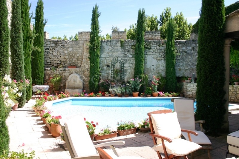Exclusivité ROSIER : Au coeur d'un village du Luberon,  maison de maitre à vendre.