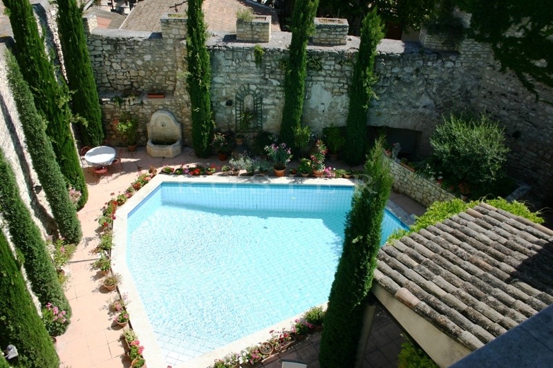 Exclusivité ROSIER : Au coeur d'un village du Luberon,  maison de maitre à vendre.