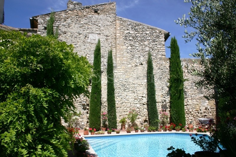 Exclusivité ROSIER : Au coeur d'un village du Luberon,  maison de maitre à vendre.