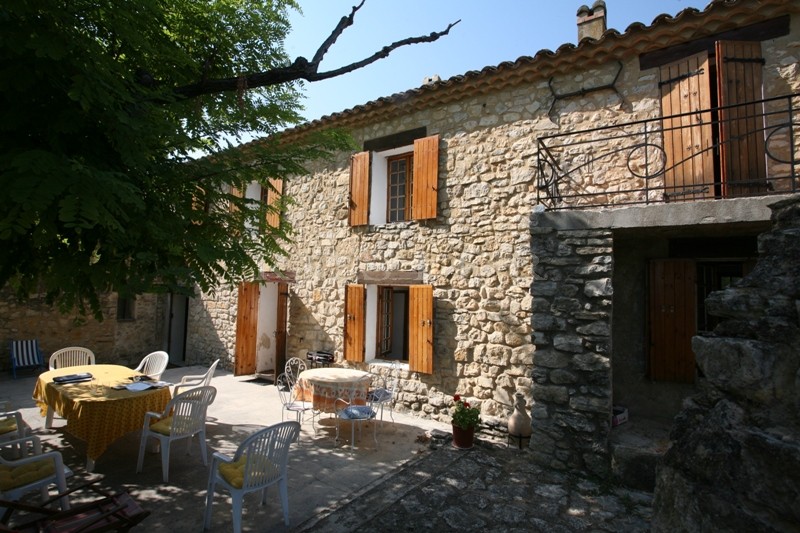 Authentique mas  perché entre Luberon et monts de Vaucluse  sur plusieurs hectares de terres