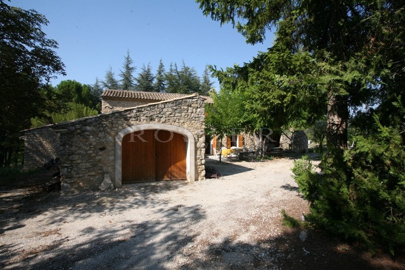 Authentique mas  perché entre Luberon et monts de Vaucluse  sur plusieurs hectares de terres