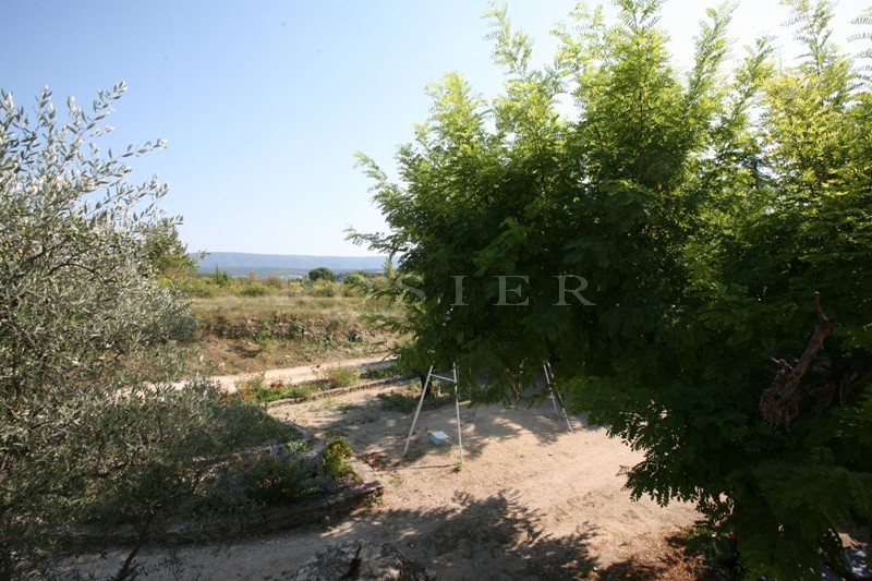 Authentique mas  perché entre Luberon et monts de Vaucluse  sur plusieurs hectares de terres