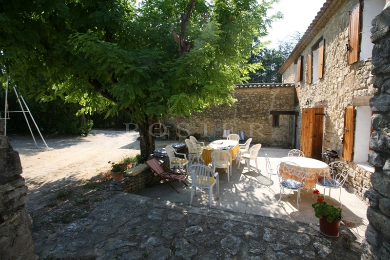 Authentique mas  perché entre Luberon et monts de Vaucluse  sur plusieurs hectares de terres