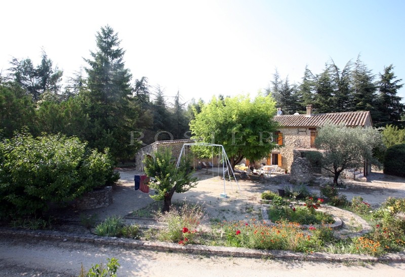 Authentique mas  perché entre Luberon et monts de Vaucluse  sur plusieurs hectares de terres