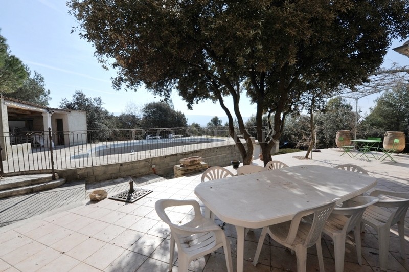 Proche Gordes :  Maison récente avec piscine en Position Dominante Face au Luberon  