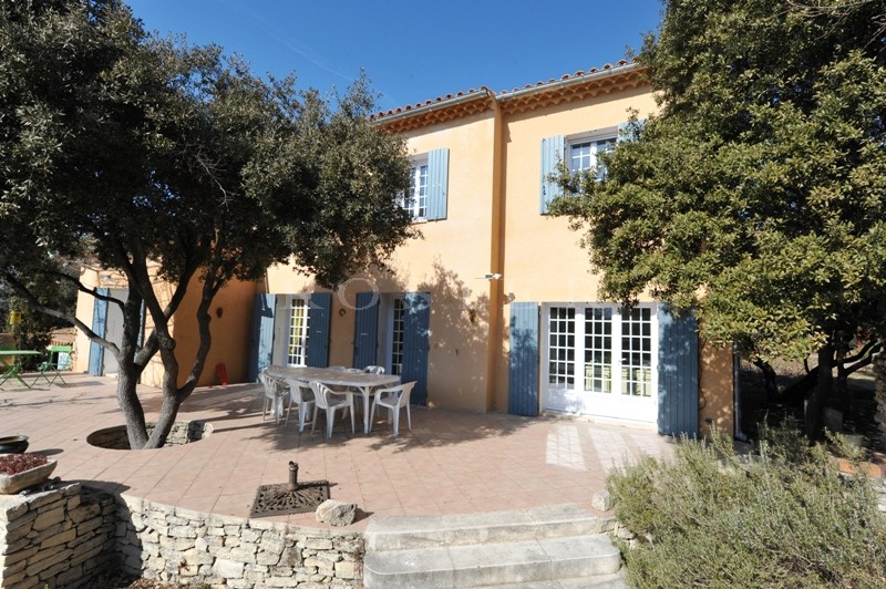 Proche Gordes :  Maison récente avec piscine en Position Dominante Face au Luberon  