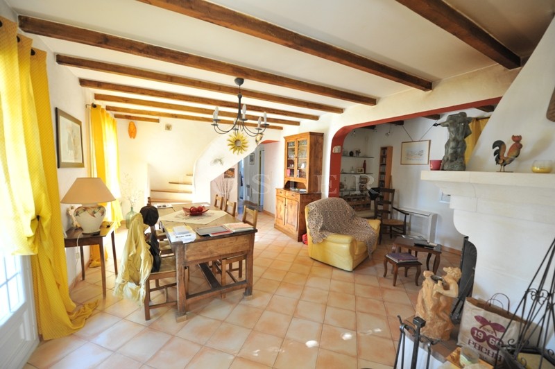 Proche Gordes :  Maison récente avec piscine en Position Dominante Face au Luberon  
