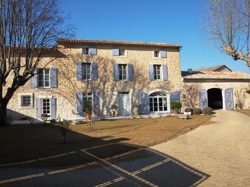 Proche des Antiquaires : Mas restauré au coeur d'un village réputé de la Provence  