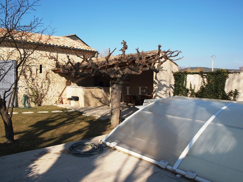Proche des Antiquaires : Mas restauré au coeur d'un village réputé de la Provence  