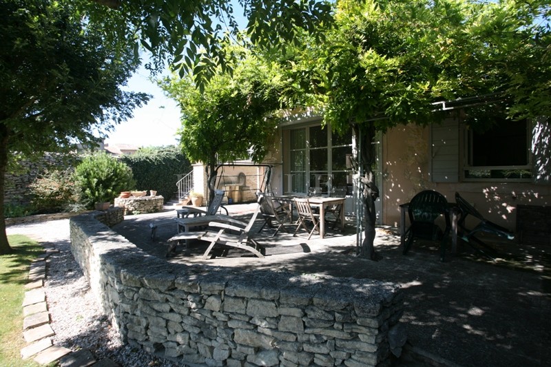 Proche Gordes :  Charmante maison de hameau disposant d'un jardin piscinable. 