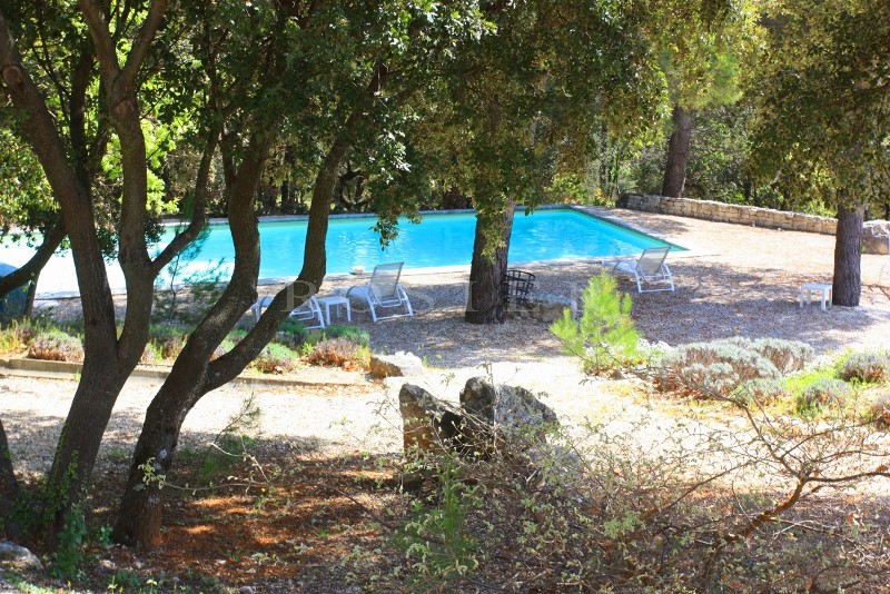 A quelques kilomètres de Gordes et de Roussillon, Hôtel de Charme avec de Superbes Vues sur le Luberon