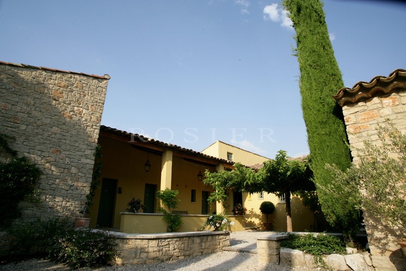 A quelques kilomètres de Gordes et de Roussillon, Hôtel de Charme avec de Superbes Vues sur le Luberon