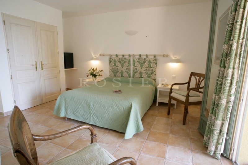 A quelques kilomètres de Gordes et de Roussillon, Hôtel de Charme avec de Superbes Vues sur le Luberon