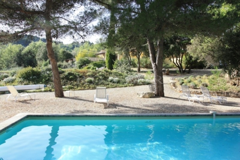 A quelques kilomètres de Gordes et de Roussillon, Hôtel de Charme avec de Superbes Vues sur le Luberon