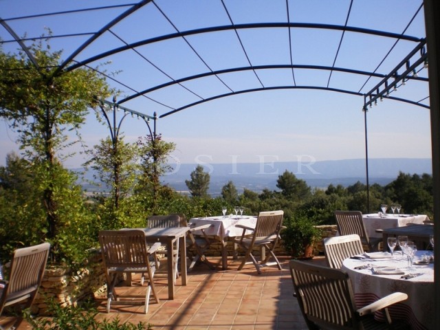 A quelques kilomètres de Gordes et de Roussillon, Hôtel de Charme avec de Superbes Vues sur le Luberon