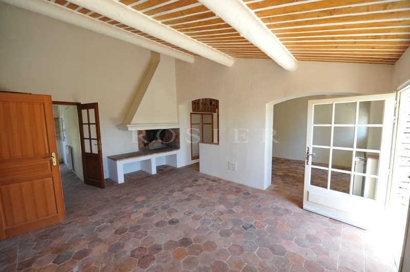 A quelques minutes à pieds du village classé de Gordes,  maison en pierres à rénover  sur plus de 1800 m² de terrain et offrant des vues sur le Luberon