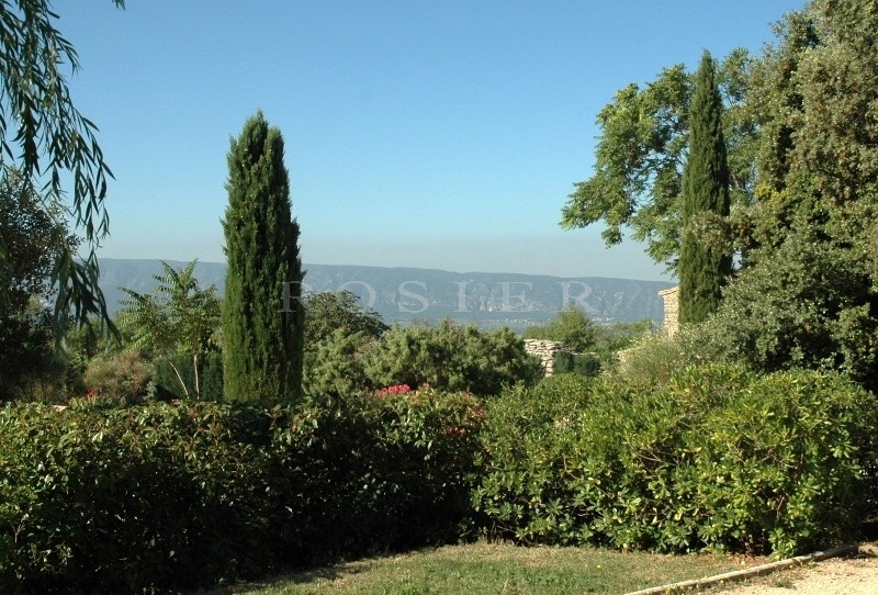 A quelques minutes à pieds du village classé de Gordes,  maison en pierres à rénover  sur plus de 1800 m² de terrain et offrant des vues sur le Luberon