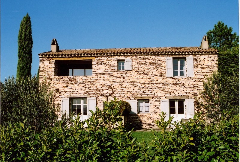 ROSIER à Gordes -  Proche du centre du village, maison en pierres à rénover sur 1200 m² de terrain.  Vues sur le Luberon et la vallée. 