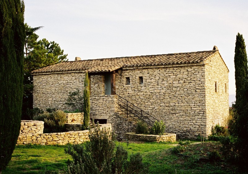 ROSIER à Gordes -  Proche du centre du village, maison en pierres à rénover sur 1200 m² de terrain.  Vues sur le Luberon et la vallée. 