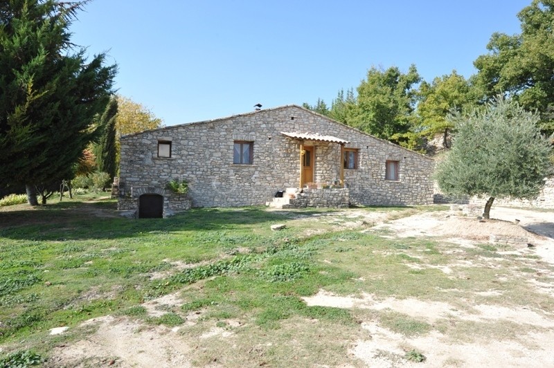 Provence, Luberon, à vendre, propriété en position dominante avec une belle maison en pierres et des dépendances sur un parc de 50 hectares 