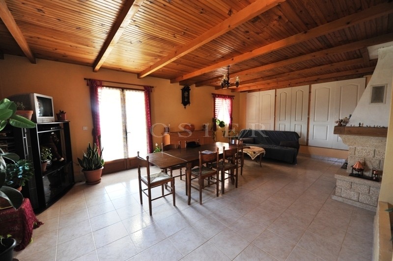Provence, Luberon, à vendre, propriété en position dominante avec une belle maison en pierres et des dépendances sur un parc de 50 hectares 