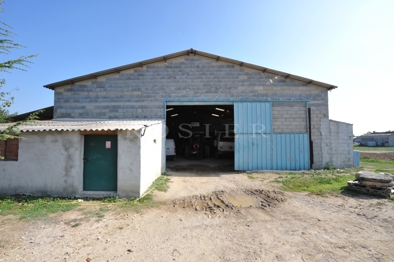 Provence, Luberon, à vendre, propriété en position dominante avec une belle maison en pierres et des dépendances sur un parc de 50 hectares 
