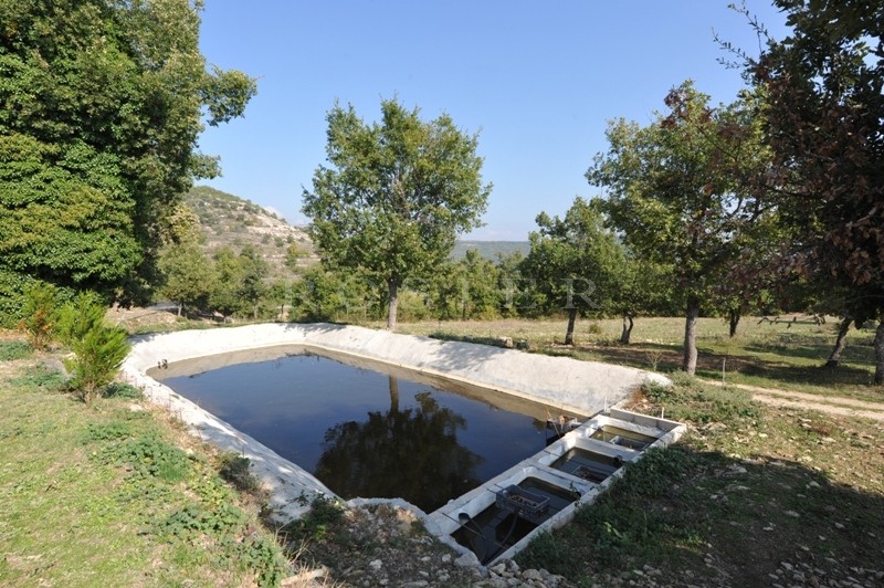 Provence, Luberon, à vendre, propriété en position dominante avec une belle maison en pierres et des dépendances sur un parc de 50 hectares 