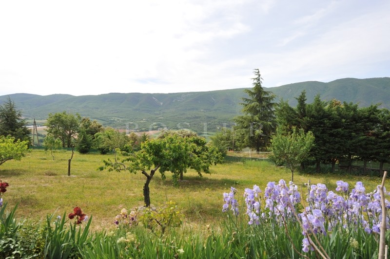 Provence, Luberon, à vendre, propriété en position dominante avec une belle maison en pierres et des dépendances sur un parc de 50 hectares 