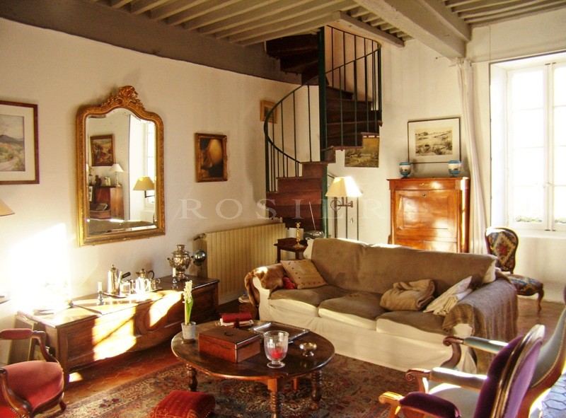 En Luberon,  à vendre, maison de village avec cour et garage  