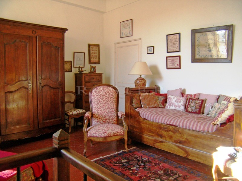 En Luberon,  à vendre, maison de village avec cour et garage  