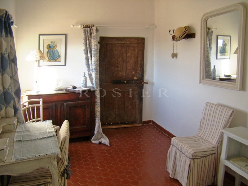 En Luberon,  à vendre, maison de village avec cour et garage  