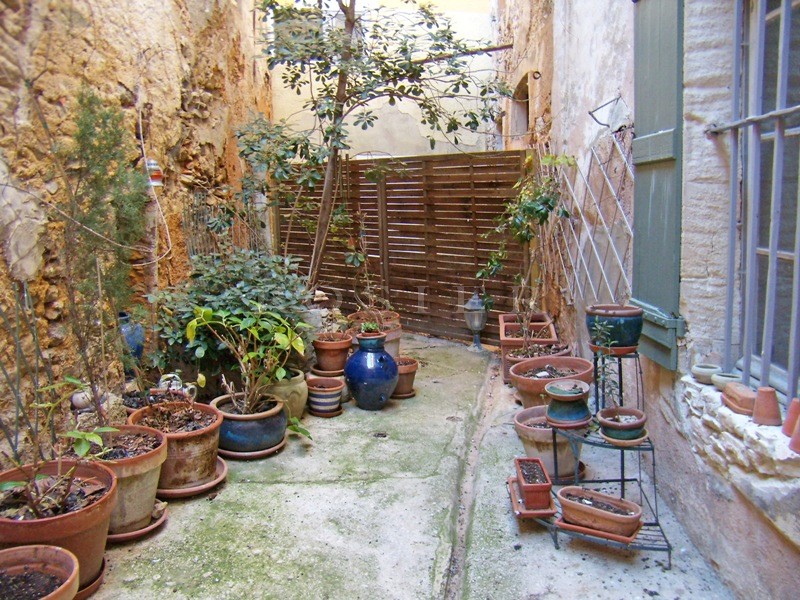 En Luberon,  à vendre, maison de village avec cour et garage  