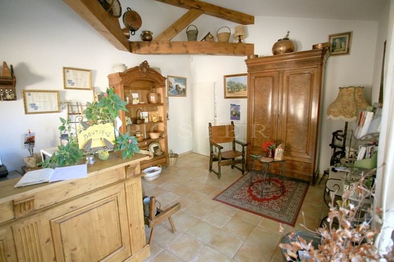 A proximité des villages perchés du Luberon,   à vendre, ensemble rénové avec possibilité d'un hôtel 2 ou 3 étoiles ou chambre d'hôtes 