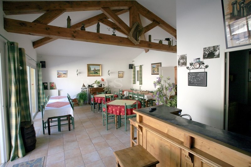 A proximité des villages perchés du Luberon,   à vendre, ensemble rénové avec possibilité d'un hôtel 2 ou 3 étoiles ou chambre d'hôtes 