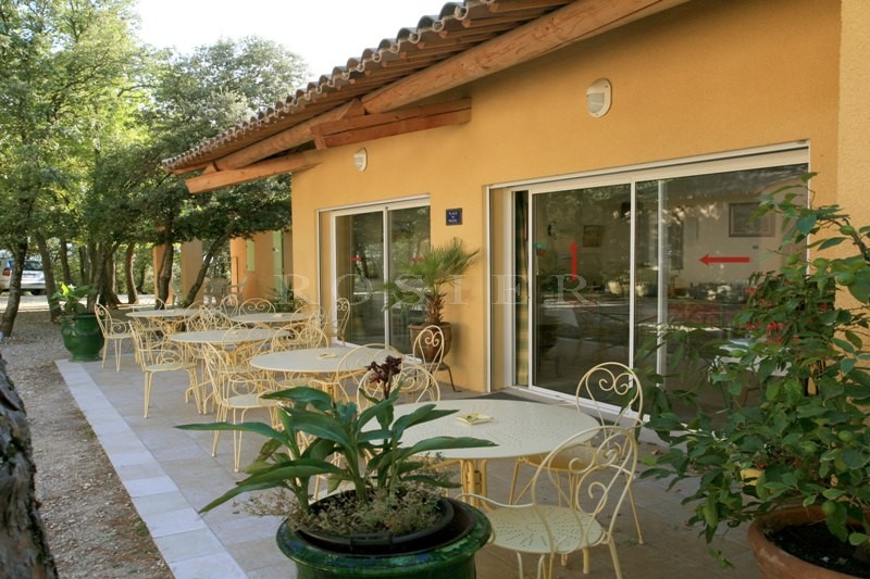 A proximité des villages perchés du Luberon,   à vendre, ensemble rénové avec possibilité d'un hôtel 2 ou 3 étoiles ou chambre d'hôtes 