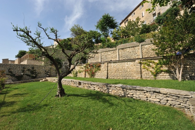 Gordes, Maison de village rénovée dominant la vallée avec jardin et piscine 
