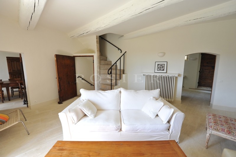 Gordes, Maison de village rénovée dominant la vallée avec jardin et piscine 