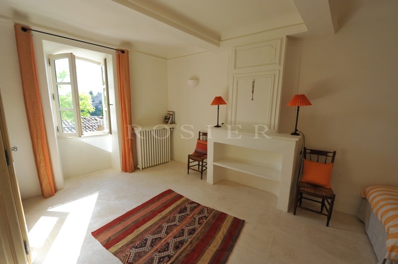 Gordes, Maison de village rénovée dominant la vallée avec jardin et piscine 