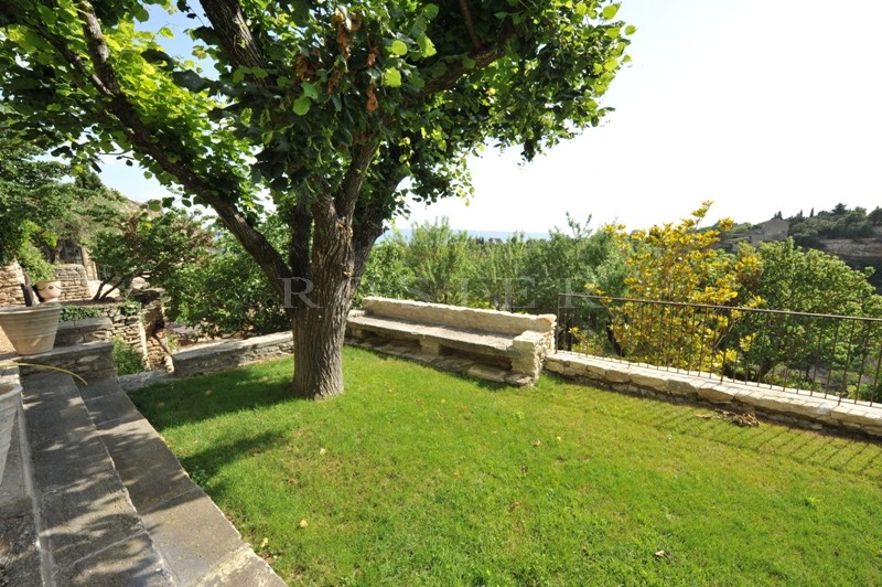 Gordes, Maison de village rénovée dominant la vallée avec jardin et piscine 