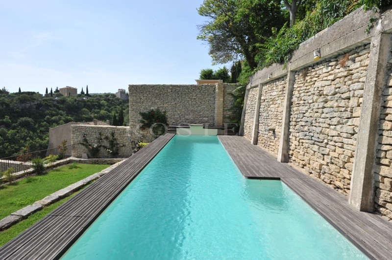 Gordes, Maison de village rénovée dominant la vallée avec jardin et piscine 